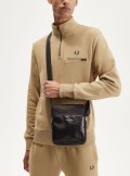 Fred Perry Borsa a tracolla in twill di nylon e pelle - L7280 - Tadolini Abbigliamento